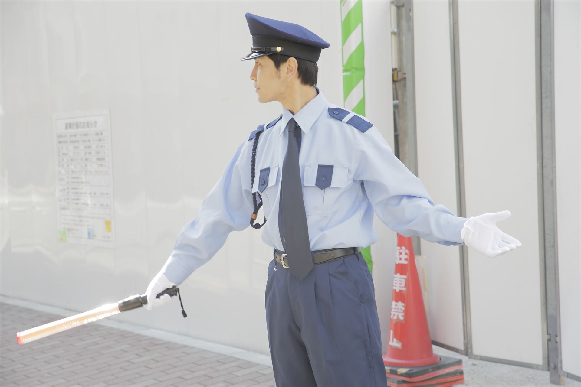 交通整理する警備スタッフ