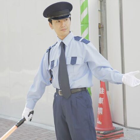 工事現場で誘導する警備員