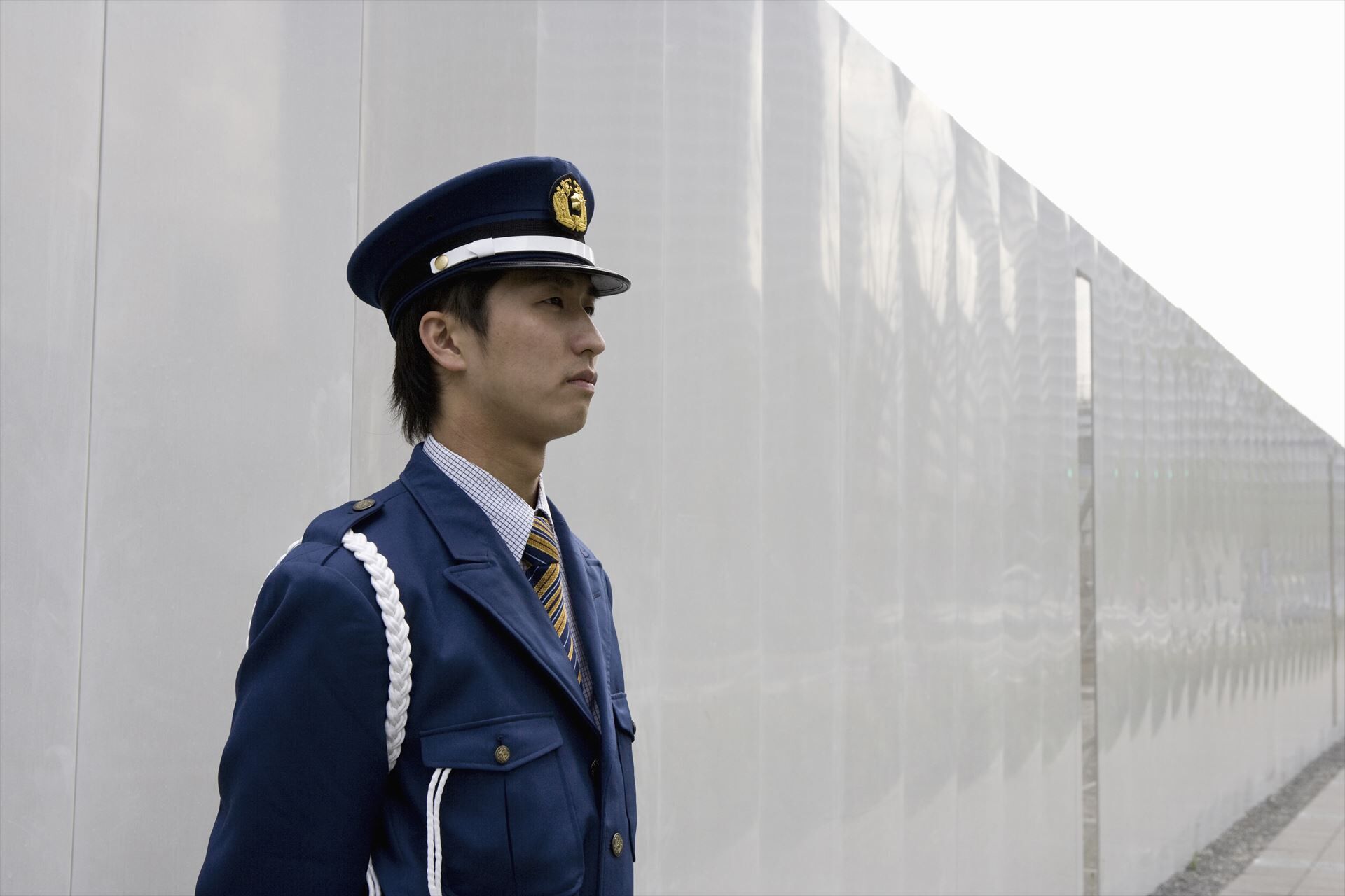 工事現場で警備するスタッフ